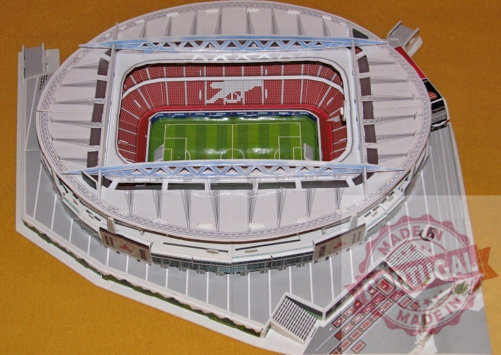 Emirates Stadium miniature showing playing field and stands | Miniature model of Emirates Stadium, home of Arsenal Football Club, featuring detailed playing field, stands, and surrounding area - Realisiert mit Pictrs.com