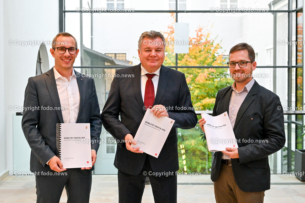 Pressekonferenz LR Guenther Steinkellner (FP)_ 09.11.2023-2 | 09.11.2023, Landhaus Linz, AUT, Pressekonferenz LR Guenther Steinkellner (FP), Mobilitaet gestalten - Vorstellung des Mobilitaetsleitbildes Ooe 2035, im Bild Martin Poecheim (Leiter der Direktion Straßenbau und Verkehr), LR Guenther Steinkellner (FP), Martin Pflegerl (Abteilung Gesamtverkehrsplanung und oeffentlicher Verkehr)
