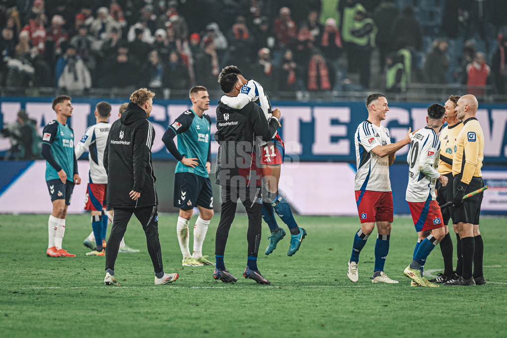 Fußball | Männer | Saison 2024/2025 | 2. Fußball-Bundesliga | 18. Spieltag | Hamburger SV vs. 1. FC Köln | 18.01.2025 | Ransford Königsdörffer (#11, HSV) springt nach dem Sieg in die Arme von Davie Selke (#27, HSV)