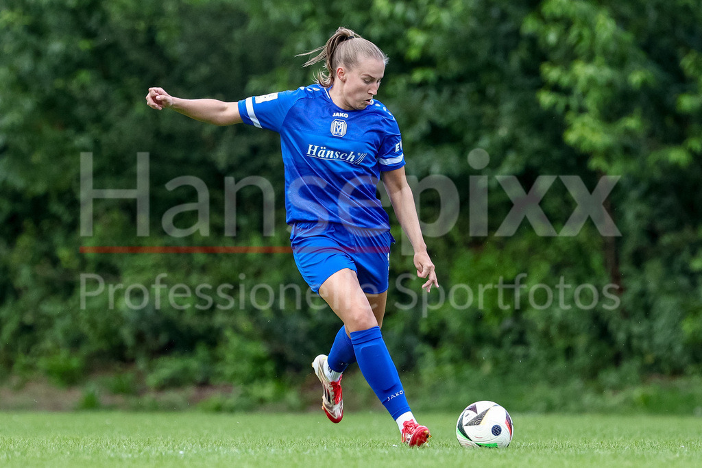 Fussball, Testspiel Frauen, SV Meppen - SpVg Aurich | Nina Rolfes (SV Meppen, 3) am Ball, Freisteller, Einzelbild, Ganzkörper, Aktion, Action, Spielszene