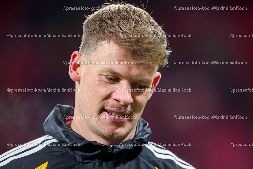 DFB17112501025 | 17.11.2025, Fußball, Länderspiel, WM-Qualifikation Europa, Deutschland - Slowakei, Red Bull Arena (Leipzig), 10. Spieltag, Saison 2025 2026: Torwart Alexander Nübel (GER #12)  beim Aufwärmen Training vor dem Spiel Regulations prohibit any use of photographs as image sequences and or quasi-video.