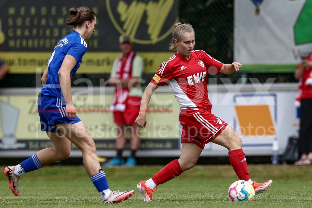 Fussball, Aufstiegsspiel Regionalliga Nord Frauen, SpVg Aurich - SSC Hagen Ahrensburg | v.li.: Lea Bantin (SSC Hagen Ahrensburg, 9) und Ana-Carolin Hoffmann (SpVg Aurich, 20) im Zweikampf, Duell, Dynamik, Aktion, Action, Spielszene