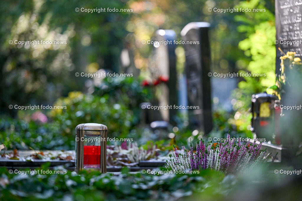 Friedhof_ Allerheiligen_ 16.10.2023-36 | 16.10.2023, Friedhof, AUT, Allerheiligen, Themenbilder im Bild Friedhof, Kreuz, Kruzifix, Jesu Christi, Allerheiligen, Engerl, Engel, Kerzen, Grab, Grablicht, Blumen, Symbolbild, Feature