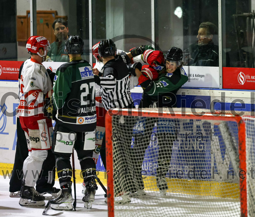 2022-11-13_126_TSV_Erding_gegen_TEV_Miesbach | Erding, Deutschland, 13.11.2022:
Eishockey, Bayernliga 2022 / 2023, 13. Spieltag, TSV Erding gegen TEV Miesbach, Endergebnis: 

Andreas Nowak (TEV Miesbach, #96), Mark Waldhausen (Erding Gladiators, #27), Lukas Kögl (TEV Miesbach, #88), Ryan Murphy (Erding Gladiators, #51)

Foto: Christian Riedel / fotografie-riedel.net