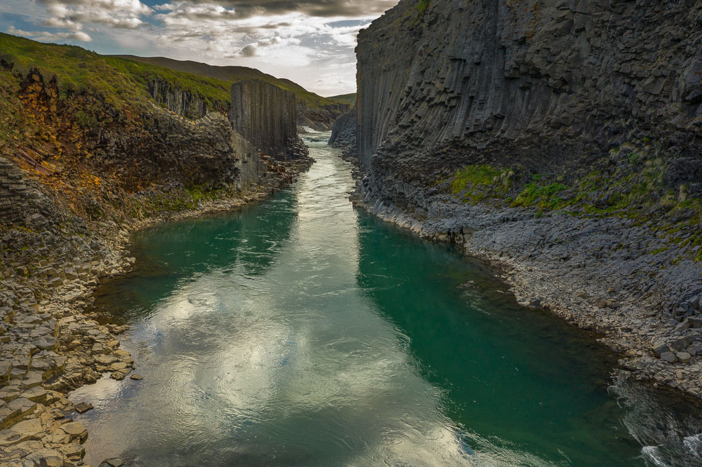 island-2020-168 | Im Osten von Island strömt der Gletscherfluss Jökla durch eine Schlucht, die mit ihren gleichförmigen, senkrecht aufragenden Basaltsäulen wie ein Kunstwerk von Menschenhand wirkt. Der Canyon Stuðlagil wurde erst 2016 entdeckt. - Realisiert mit Pictrs.com