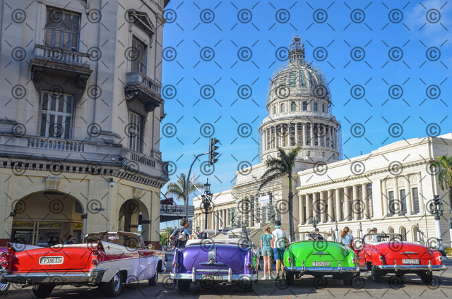RGE_6328r | Amerikanische Oldtimer vor dem Capitolio in Havanna.    Fotograf: Ralf Gebhardt - Realisiert mit Pictrs.com