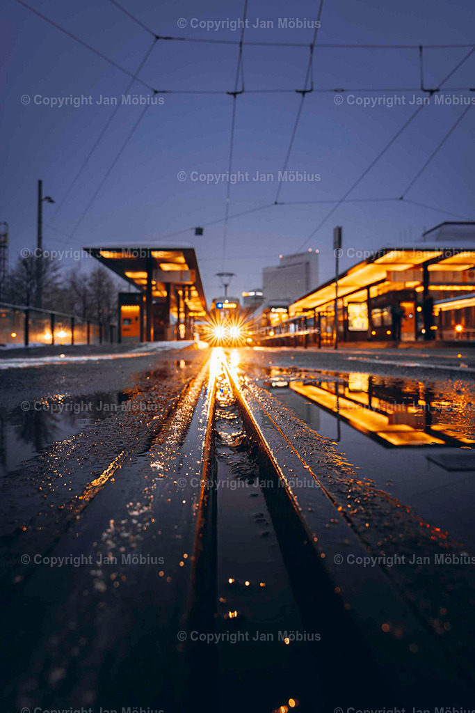 Leipziger Hauptbahnhof | Der Leipziger Hauptbahnhof ist nicht nur ein Verkehrsknotenpunkt, sondern auch architektonisch und stadtgeschichtlich ein echtes Highlight. Sein Vorplatz ist Drehscheibe für Menschen, Linien, City-Flair und Shopping – ein Ort voller Dynamik mitten im Herzen der Stadt.  - Realisiert mit Pictrs.com