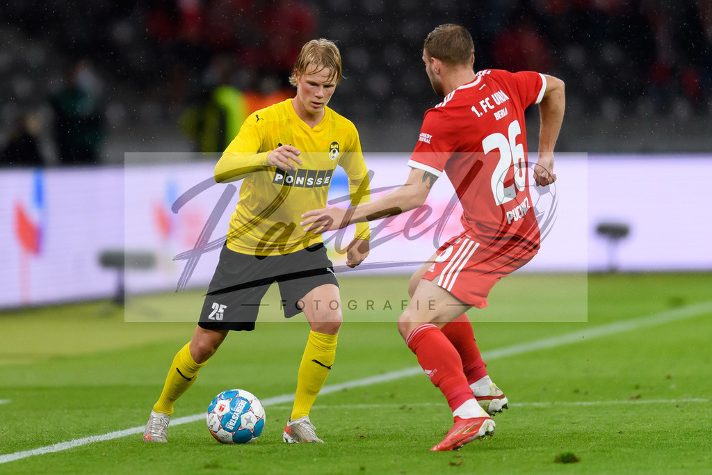 FCUKUO20210826_134 | Fussball, Herren: Urho Nissilae (Kuopion PS) und Tymoteusz Puchacz (1.FC Union Berlin) im Zweikampf beim Spiel der UEFA Conference League zwischen 1. FC Union Berlin und Kuopion PS im Olympiastadion am 26.08.2021 in Berlin, Deutschland. - Realisiert mit Pictrs.com