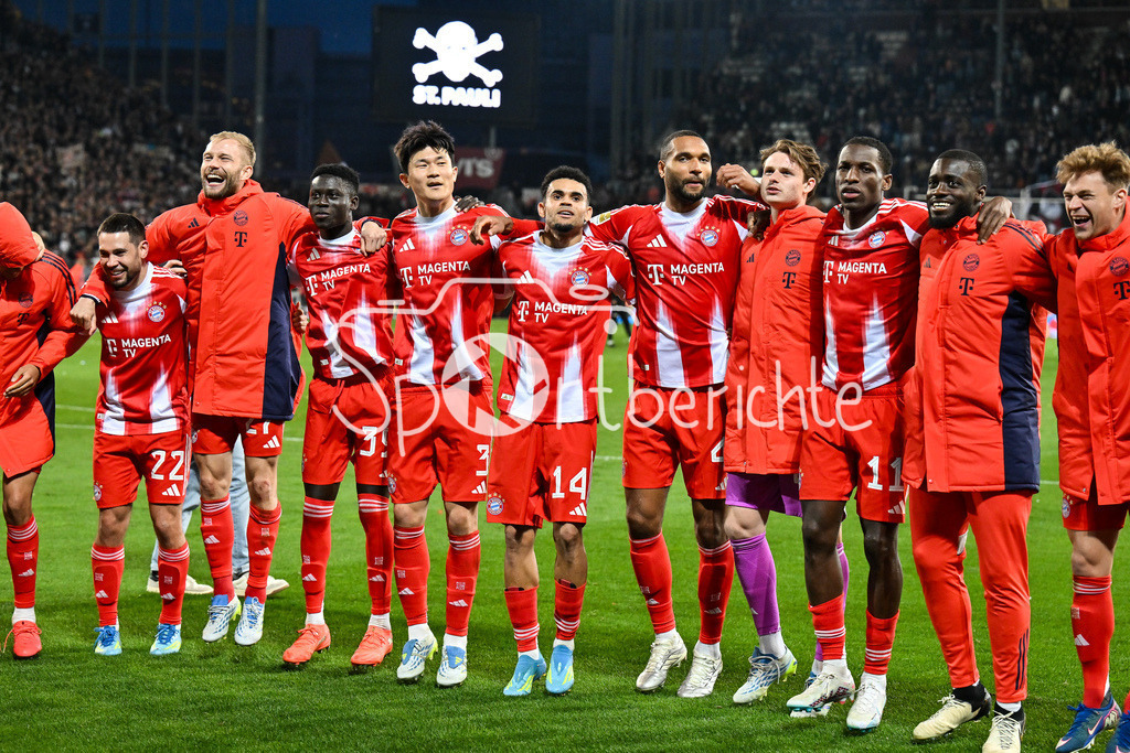 FC St. Pauli - FC Bayern München | ST. PAULI, DEUTSCHLAND - 11. APRIL: die Spieler der Bayern feiern zusammen mit Fans den Auswärssieg in Hamburg nach dem Bundesligamatch zwischen dem FC St. Pauli und dem FC Bayern München am 29. Spieltag im Millerntor Stadion / DFL REGULATIONS PROHIBIT ANY USE OF PHOTOGRAPHS AS IMAGE SEQUENCES AND/OR QUASI-VIDEO