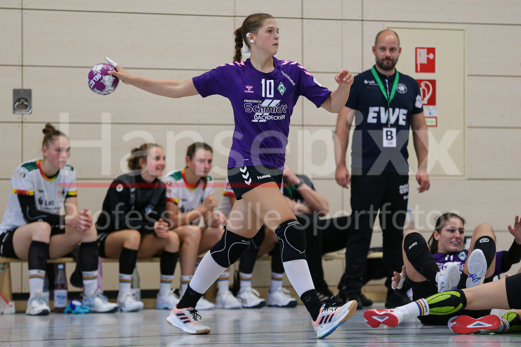 Handball, Testspiel Frauen, VfL Oldenburg - SV Werder Bremen | v.li.: Karla Frank (SV Werder Bremen, 30) am Ball, Spielszene, Aktion, Action