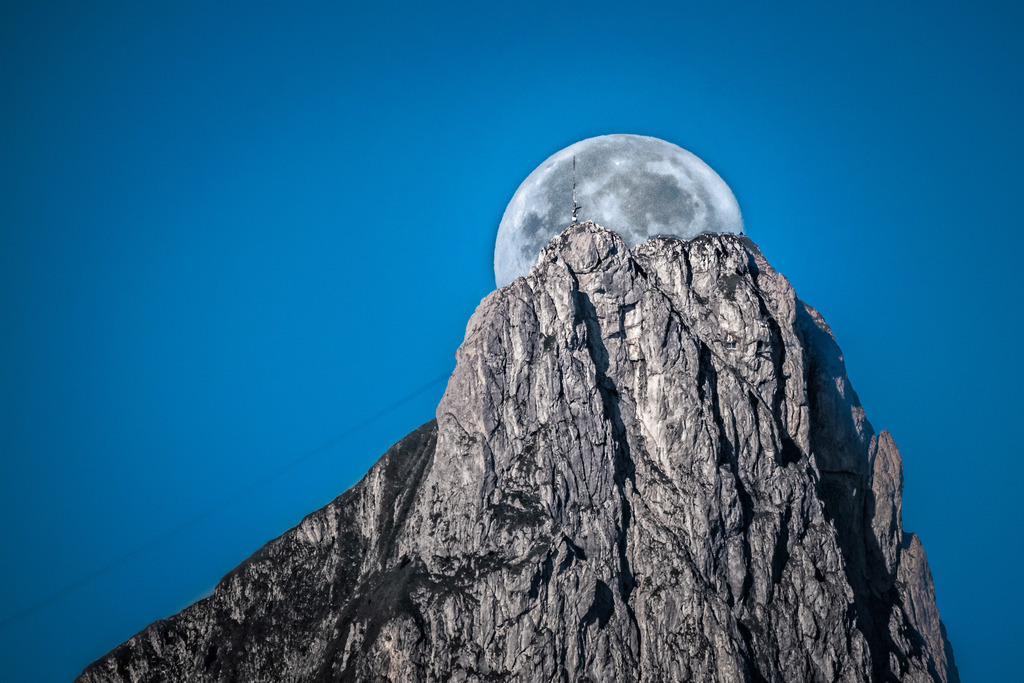 Mond am Stockhorn | Es ist erstaunlich, wie schnell der Mond untergehen kann: ich sah es kommen, dass der Vollmond genau über dem Stockhorn untergehen würde, bis ich aber das grosse Teleobjektiv und das Stativ installiert hatte, war der Mond schon etwas tief.
-----------------------------------------------
It is amazing how fast the moon can set: I saw it coming that the full moon would set exactly over the Stockhorn, but by the time I had installed the large telephoto lens and the tripod, the moon was already a little deep.
-----------------------------------------------
Dieser Druck ist in einer limitierten Auflage von 5 Exemplaren erhältlich. 
This print is available in a limited edition of 5 copies. 
http://art.hess.photography/50-mond-am-stockhorn.html - Realisiert mit Pictrs.com