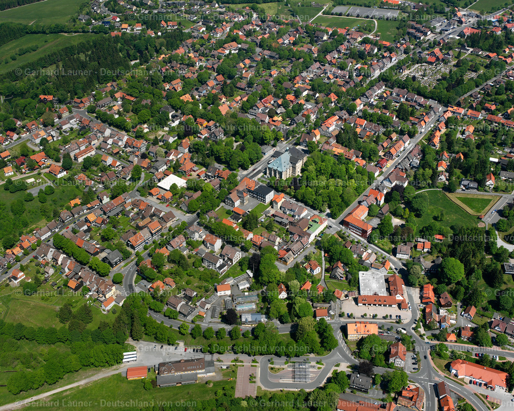 2638537 | CLAUSTHAL-ZELLERFELD 09.06.2006 Ortsansicht der Straßen und Häuser der Wohngebiete in Clausthal-Zellerfeld im Bundesland Niedersachsen, Deutschland // Town View of the streets and houses of the residential areas in Clausthal-Zellerfeld in the state Lower Saxony, Germany Foto: Gerhard Launer