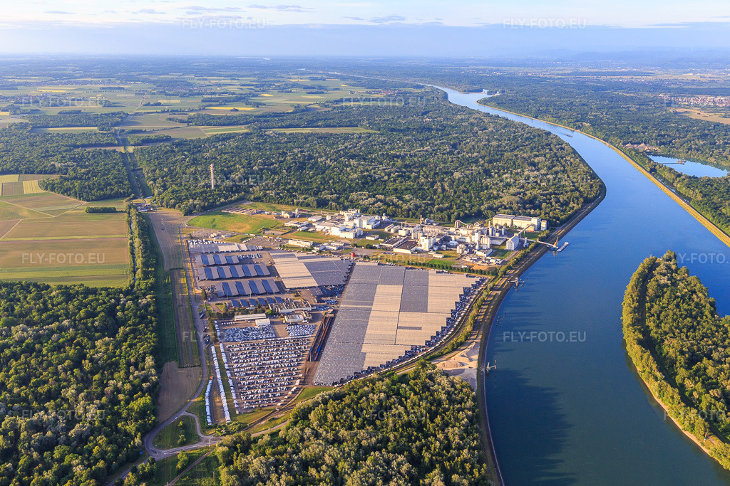 Vue aérienne: Zone Industrielle et Portuaire avec installations industrielles sur le Rhin de Jungbunzlauer SA et TEREOS Starch & Sweeteners Europe en face du dépôt automobile de CEVA Logistics à Marckolsheim dans le département Bas Rhin, France – .Photo: IMG_147392.jpg prise le 29/05/2025 par Werner Riehm/FLY-FOTO.eu – Résolution de l'original: 5163 x 3442 px – Jungbunzlauer - Your partner for ingredient excellence – Groupe coopératif sucrier français - Tereos – WWW.CEVALOGISTICS.COM