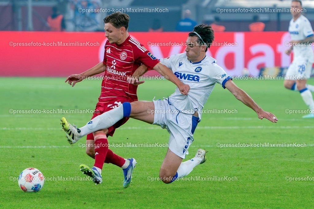 xKKUx30082501030 | 30.08.2025, xkkux, Fußball, Fortuna Düsseldorf - Karlsruher SC, 2. Fußball Bundesliga, Merkur Spiel-Arena, Saison 2025 2026: Florent Muslija (Fortuna Düsseldorf #24) im Zweikampf gegen  Roko Simic (KSC #09)  DFB regulations prohibit any use of photographs as image sequences and or quasi-video.