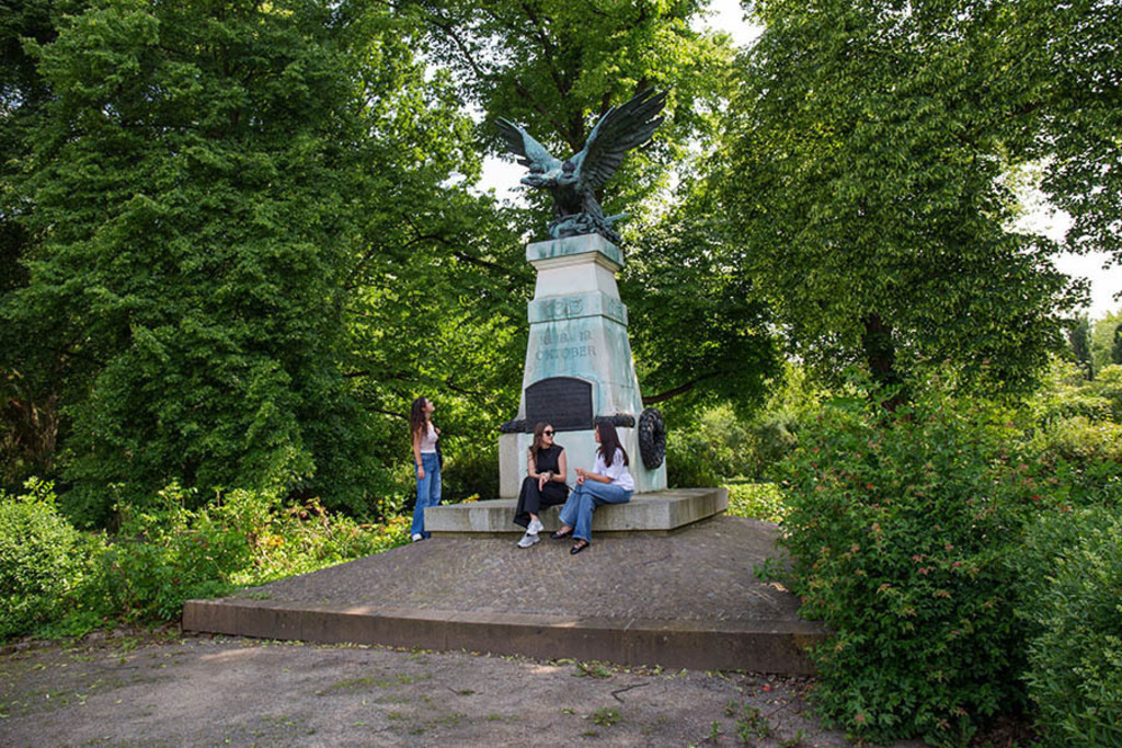 Volkspark Kleinzschocher - Österreicher-Denkmal | Entdecke über 20 Kategorien Leipzig-Motive: Foto-Downloads, hochwertige Poster, Leinwand- & Fine-Art-Prints. Jetzt Lieblingsfoto im Bildlexikon Leipzig Shop bestellen!
