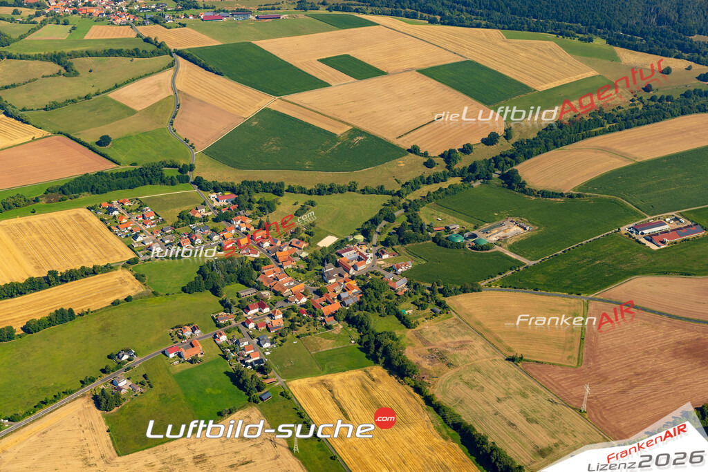 Klassische Luftaufnahme ohne Drohne zeigt:Hillartshausen bei Friedewald - Die Luftbildaufnahme wurde 2025 vom UL-Flugzeug heraus erstellt ( keine Drohnenaufnahme ) - Hochauflösende Luftaufnahme -Nicht vergleichbar mit Google Maps oder Satelittenbilder- Die Geschenkidee !Mit Lizenz und Bildrechte bestellbar