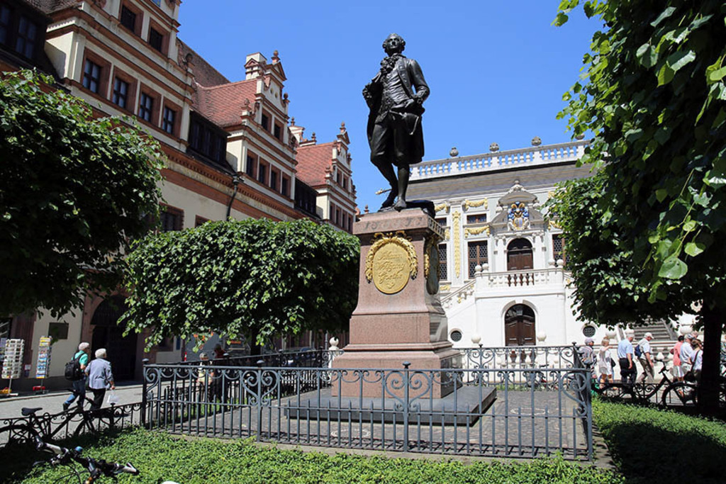 Bildlexikon Leipzig - Goethe-Denkmal vor der Alten Handelsbörse auf dem Naschmarkt | Das Team hinter BILDLEXIKON LEIPZIG bündelt historische wie aktuelle Informationen über die Stadt Leipzig in Text und Bild auf einer Plattform und stellt diese der interessierten Öffentlichkeit zur Verfügung.
