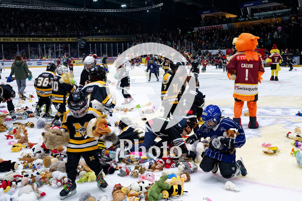 National League - Geneve-Servette HC v EV Zug | Children collects stuffed animals for Operation Stuffed Animals during the National League match between Geneve-Servette HC and EV Zug at Les Vernets in Geneva, Switzerland
