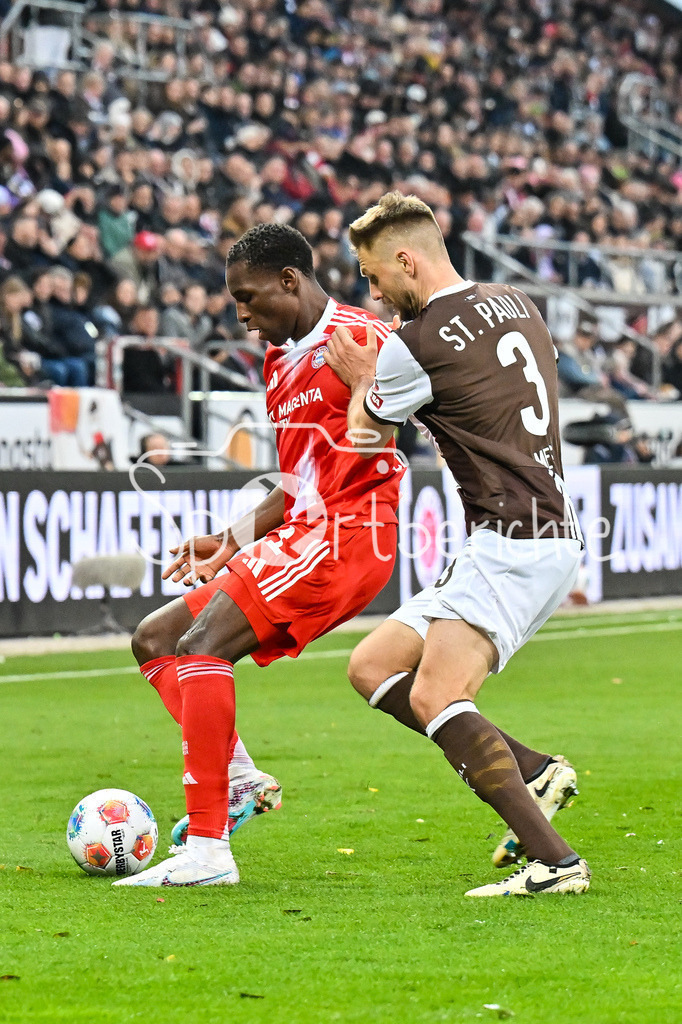 FC St. Pauli - FC Bayern München | ST. PAULI, DEUTSCHLAND - 11. APRIL: im Duell Nicolas JACKSON (FC Bayern Munich 11) und Karol METS (FC St. Pauli 3) während dem Bundesligamatch zwischen dem FC St. Pauli und dem FC Bayern München am 29. Spieltag im Millerntor Stadion / DFL REGULATIONS PROHIBIT ANY USE OF PHOTOGRAPHS AS IMAGE SEQUENCES AND/OR QUASI-VIDEO
