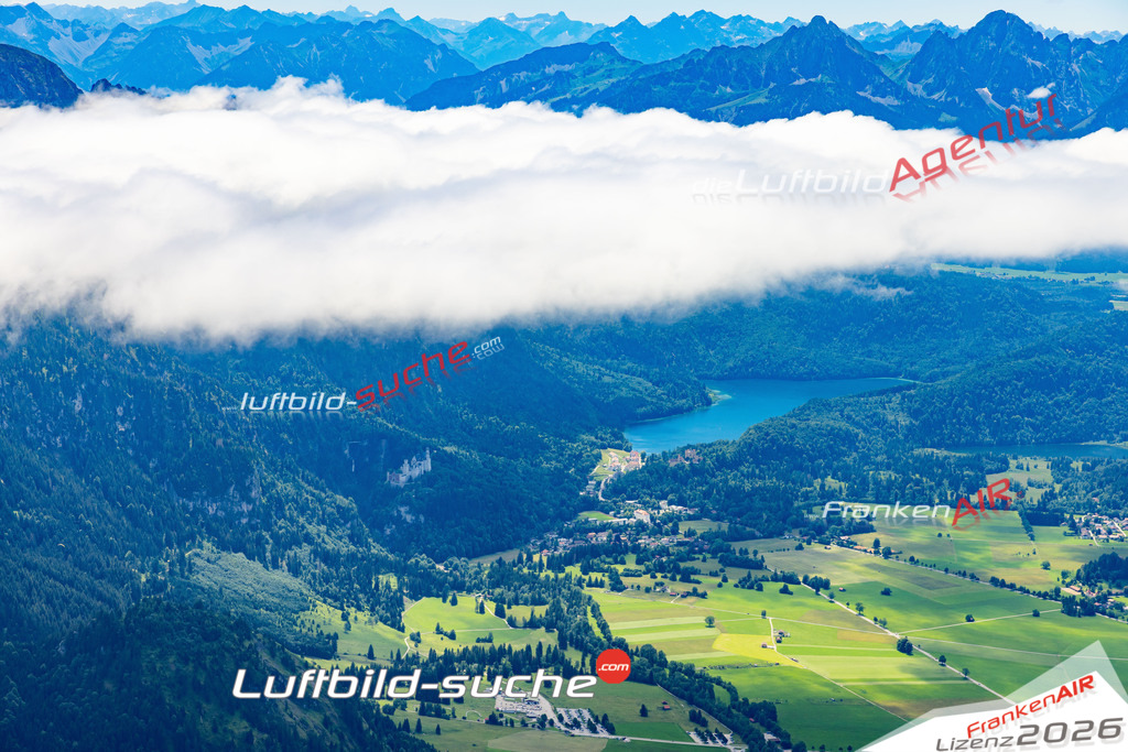 Die Luftaufnahme Hohenschwangau - Schwangau wurde 2022 vom Flugzeug aus (keine Drohne) erstellt. Hohe Auflösung -für große Poster und Wandbilder geeignet - Garantiert!