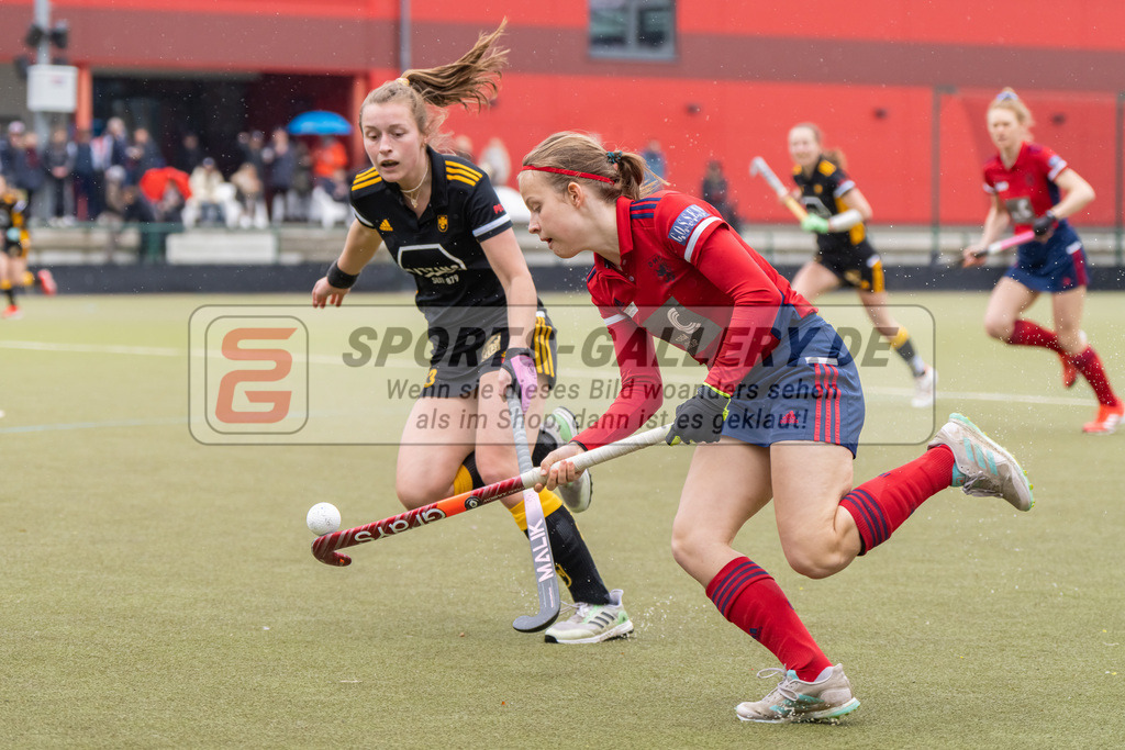 HK_20230401_106612 | 1. Bundesliga Damen Düsseldorfer HC - Harvestehuder THC  am 1.4.2023 DHC Düsseldorf, Düsseldorf , Friederike Heusgen ( Düsseldorfer HC #8 ) Martin Pelegrina Teresa ( Harvestehuder THC #13 )