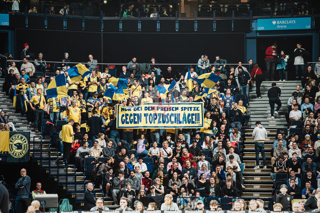 Basketball | Männer | Saison 2025/2026 | easyCredit Basketball Bundesliga | Veolia Towers Hamburg vs. ALBA BERLIN | 14.12.2025 | Fans aus Berlin fordern auf einem Banner Transparent Nur bei den Preisen Spitze, Gegen Topzuschläge!!!