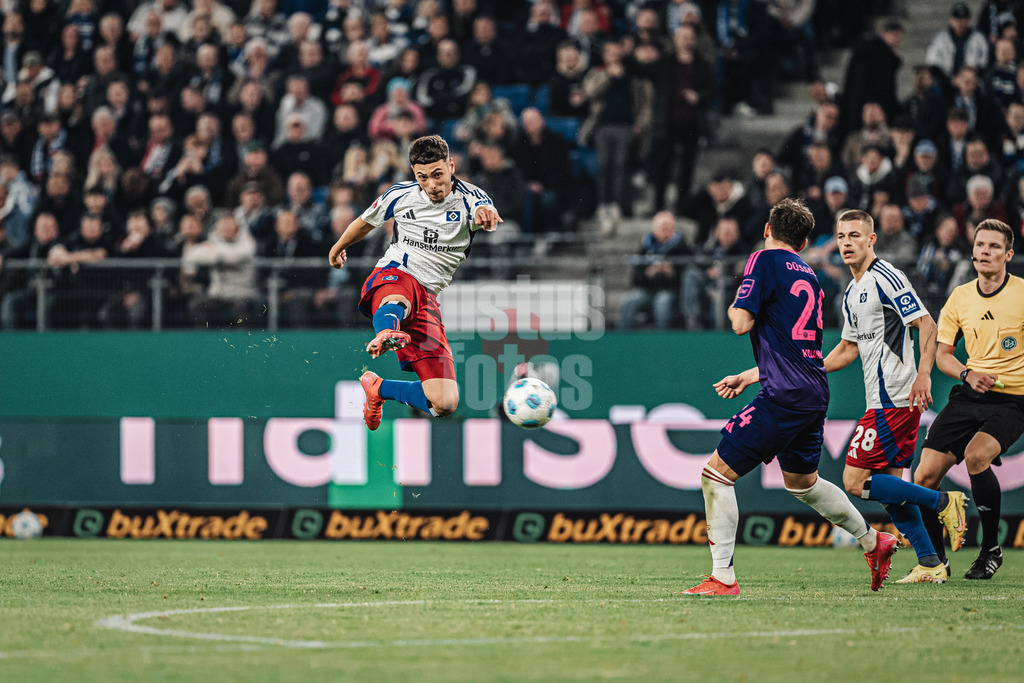 Fußball | Männer | Saison 2024/2025 | 2. Fußball-Bundesliga | 25. Spieltag | Hamburger SV vs. Fortuna Düsseldorf | 08.03.2025 | William Mikelbrencis (#2, HSV) schießt den Ball in der Luft