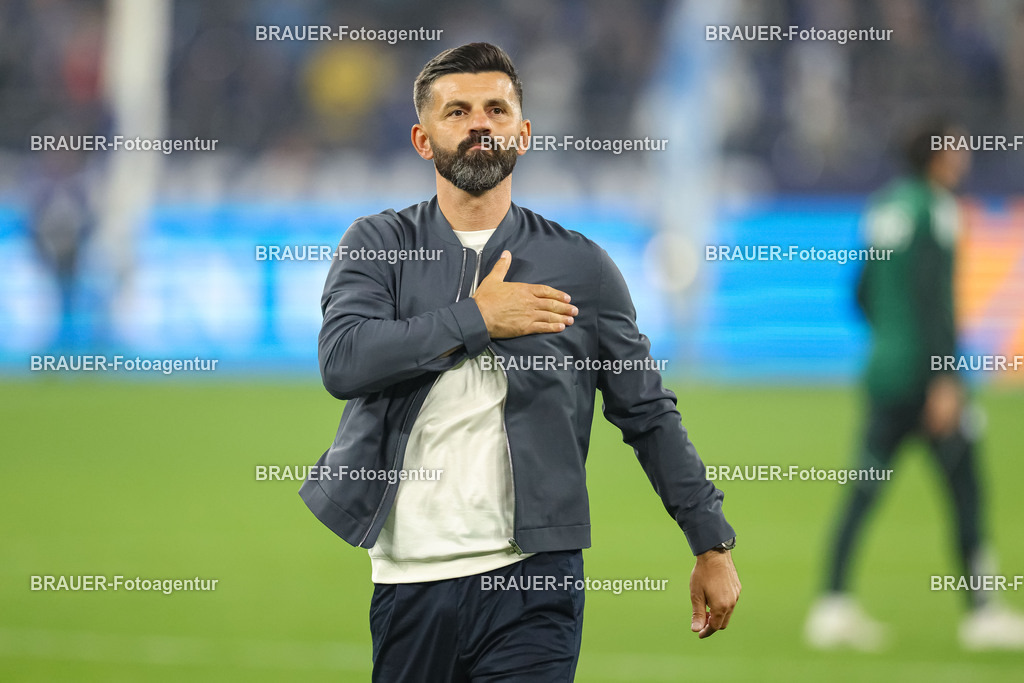 1_S04BER_20250801_4017.JPG -  - FC Schalke 04 - Hertha BSC Berlin - 2. Bundesliga | Gelsenkirchen, Deutschland, 01.08.25: Trainer Miron Muslic (FC Schalke 04) gestikuliert, Gestik nach dem Spiel der 2. Bundesliga zwischen FC Schalke 04 - Hertha BSC Berlin in der Veltins-Arena am 01. August 2025 in Gelsenkirchen, Deutschland. (Foto von Stefan Brauer/Brauer-Fotoagentur)DFB/DFL REGULATIONS PROHIBIT ANY USE OF PHOTOGRAPHS AS IMAGE SEQUENCES AND/OR QUASI-VIDEO.