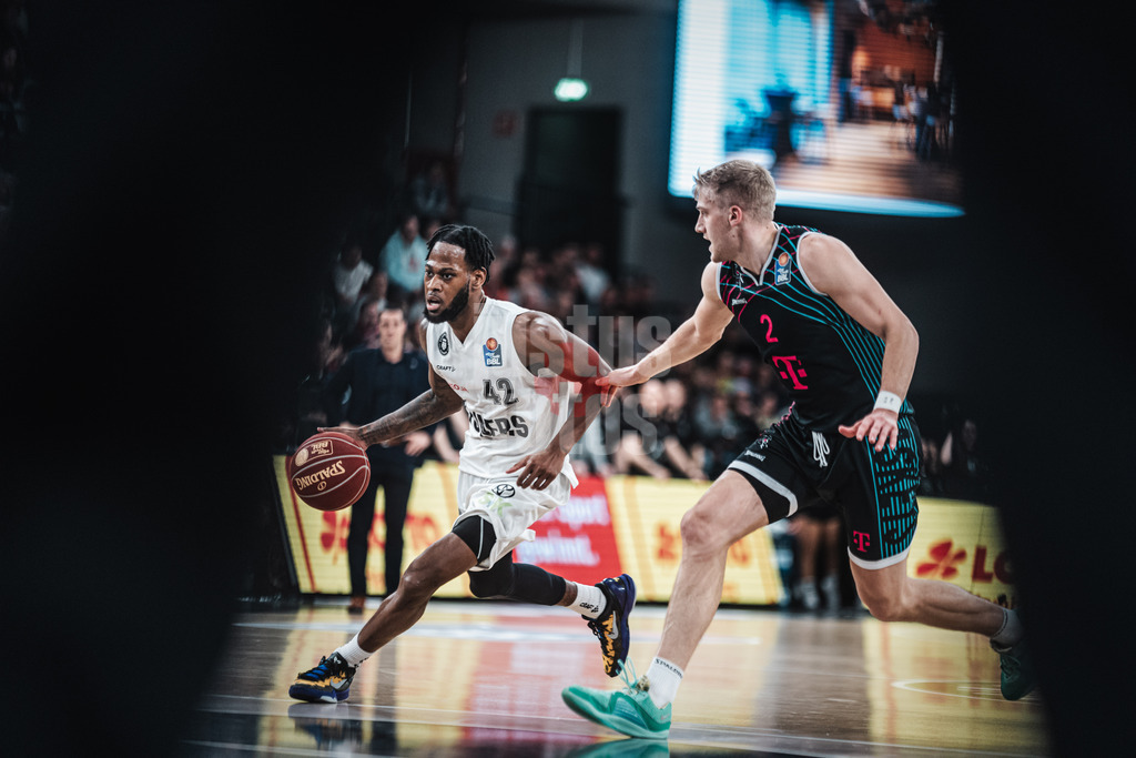 Basketball | Männer | Saison 2023/2024 | easyCredit Basketball Bundesliga | Veolia Towers Hamburg vs. Telekom Baskets Bonn | 03.02.2024 | v.l. Aljami Durham (#42, Veolia Towers Hamburg) und Sam Griesel (#2, Telekom Baskets Bonn)