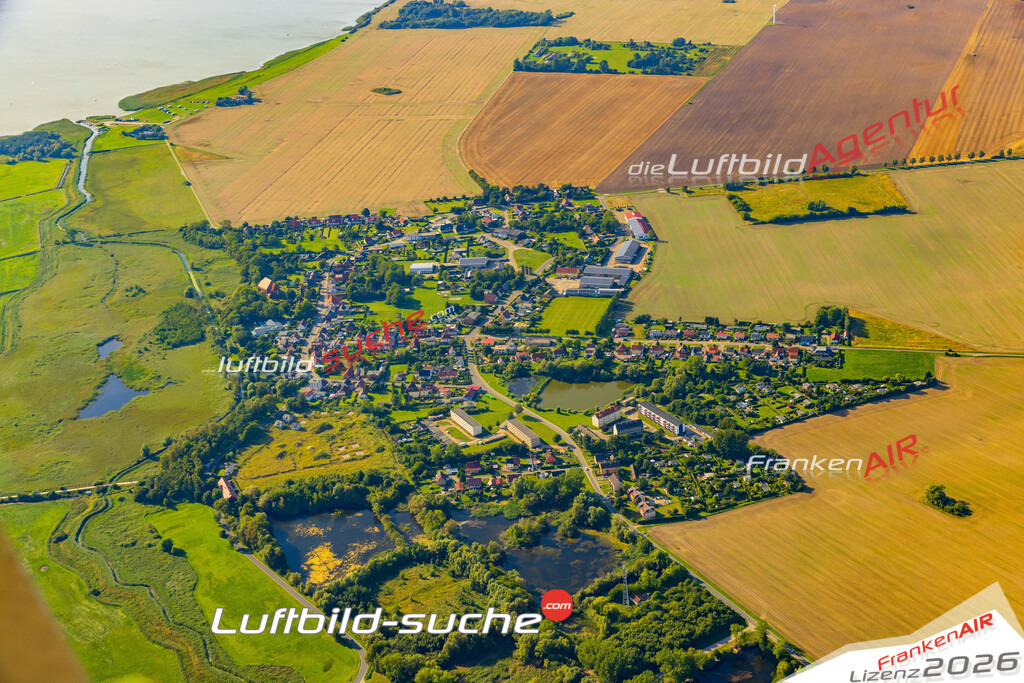 Neue Luftbildaufnahme der Stadt Saal - Das Luftbild wurde 2025 vom UL-Flugzeug heraus erstellt ( keine Drohnenaufnahme ) - Hochauflösende Luftaufnahme - für Wandbilder und großformatige Ausdrucke geeignet. Das besondere Geschenk!Hier alle&nbsp;Infos zur Lizenzierung der LuftaufnahmeWir fliegen auch dieses Jahr wieder in Ihre Region um Luftbilder zu erstellen.- Luftbild anfragen