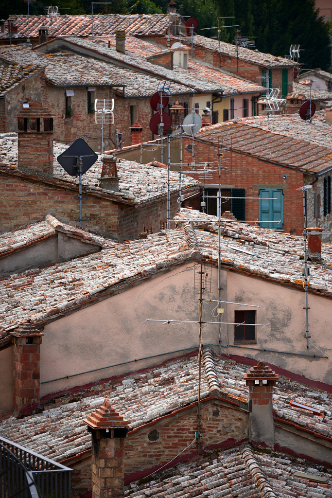 Blick vom Piazza San Francesco auf Hausdaecher | Montepulciano, Italien - September 07, 2016: Blick vom Piazza San Francesco auf die Hausdaecher mit Fernsehantennen. - Realisiert mit Pictrs.com
