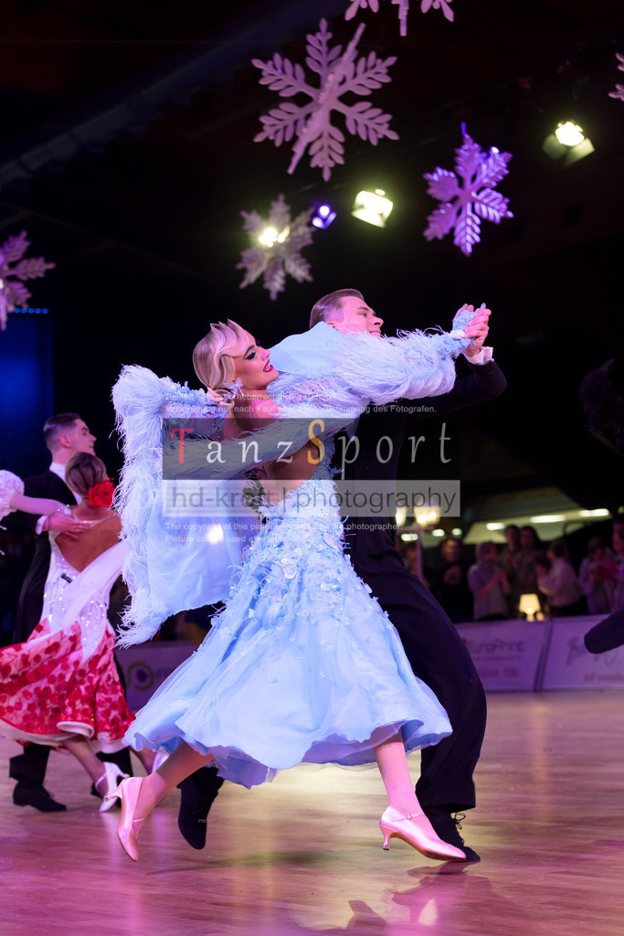 20241215_WDSF_Int_Open_Std-Riga-9893 | Tanzsportbilder, Standardtanz, Lateintanz, WDSF, DTV, LTVB, dancecomp, goc, hessen tanzt, blaues band der spree, walzer, tango, wiener walzer, slowfox, quickstepp, samba, rumba, cha-cha-cha, paso doble. jive, hd-kroft photography, turniertanzsport