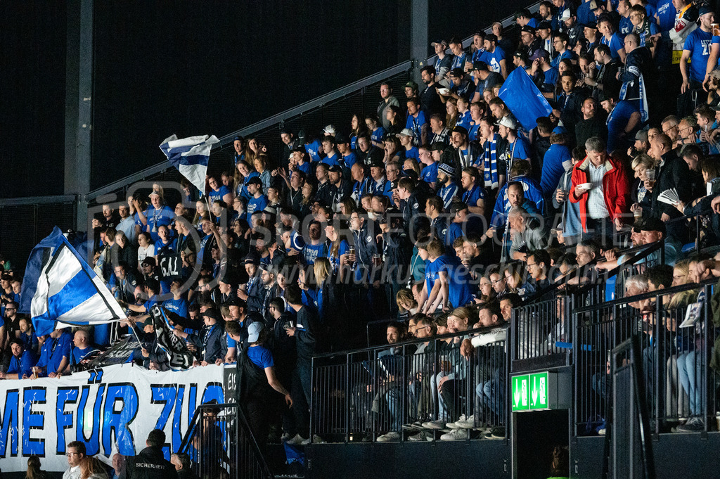 Swiss National League Final Game 2: ZSC Lions - EV Zug | 20.04.2022, Zürich, Hallenstadion, Swiss National League Final Game 2: ZSC Lions - EV Zug, die Zuger Fankurve. - Realisiert mit Pictrs.com