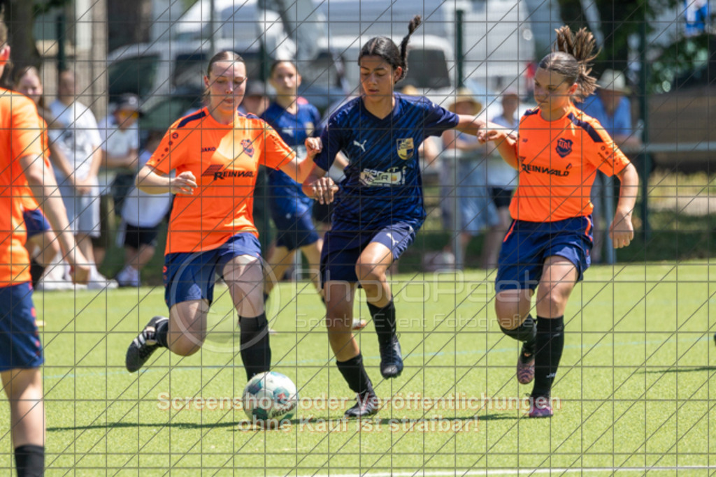 20250622_143937_0407 | #,ASV Eislingen (blau) vs. Tura Untermünkheim (orange), Fussball, Aufstiegsspiel in B-Juniorinnen-VS Nord Runde 2 - WfV, Saison 2024/2025, Kunstrasensportplatz im Ösch, Staufeneckerstraße, 73054 Eislingen, 22.06.2025 - 14:00 Uhr,Foto: PhotoPeet-Sportfotografie/Peter Harich