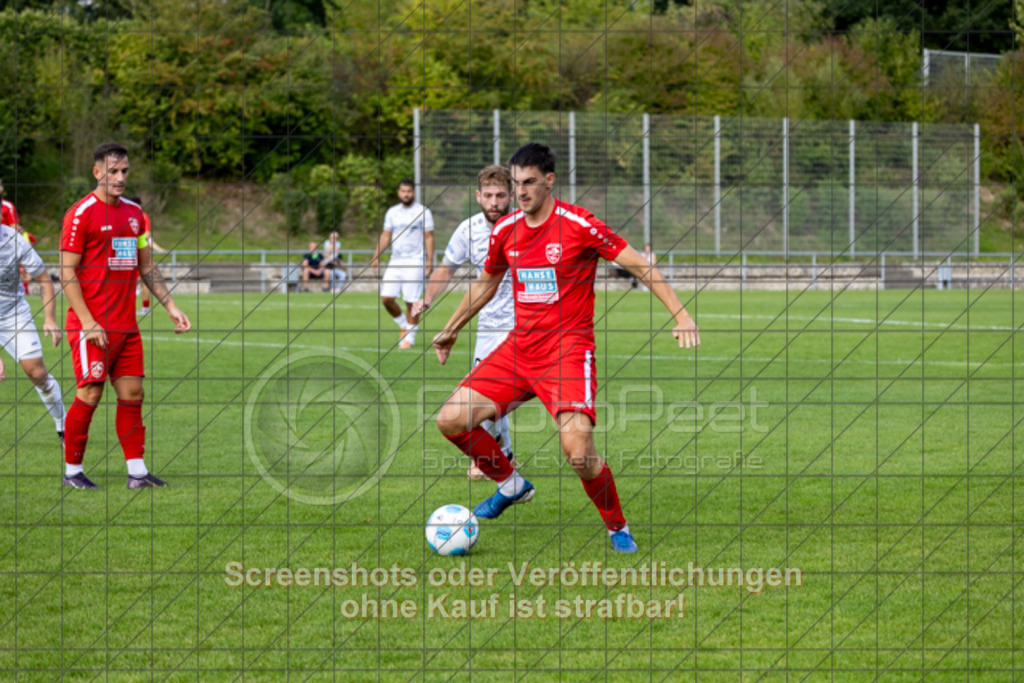 20250831_150419_0163 | #,TSG Salach (weiß) vs. SV Ebersbach (rot), Fußball, Bezirksliga - Bezirk Neckar/Fils, 02. Spieltag, Saison 2025/2026, Rasensportplatz, Staufenecker Straße, 73084 Salach, 31.08.2025 - 15:00 Uhr,Foto: PhotoPeet-Sportfotografie/Peter Harich