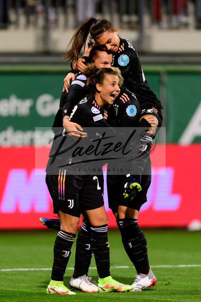 WOBJUV20211118_064 | Fussball, Frauen: Andrea Staskova (Juventus FC) Torjubel, jubelt mit ihrer Mannschaft nach dem Treffer zum 0:2 bei dem Spiel der UEFA Women´s Champions League zwischen VfL Wolfsburg und Juventus Turin im AOK-Stadion am 18.11.2021 in Wolfsburg, Deutschland. - Realisiert mit Pictrs.com