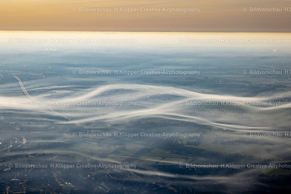 Luftbild Moers-8811 | Luftbild  Wetterbedingt aufliegende Nebelbänke und Wolkenschicht in Moers im Bundesland Nordrhein-Westfalen, Deutschland - Realisiert mit Pictrs.com