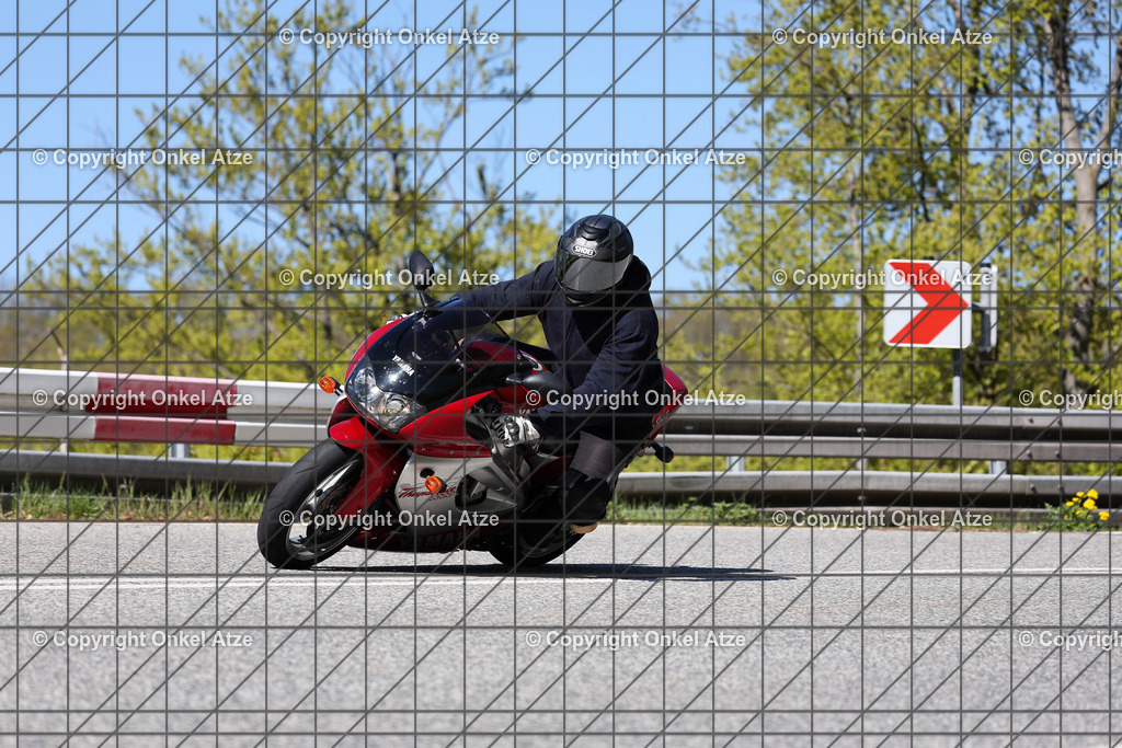 IMG_8242 | Fotograf am Kyffhäuser. Onkel Atze. Kyffhäuser Rennstrecke. Café36. Motorsportfotografie. - Realisiert mit Pictrs.com