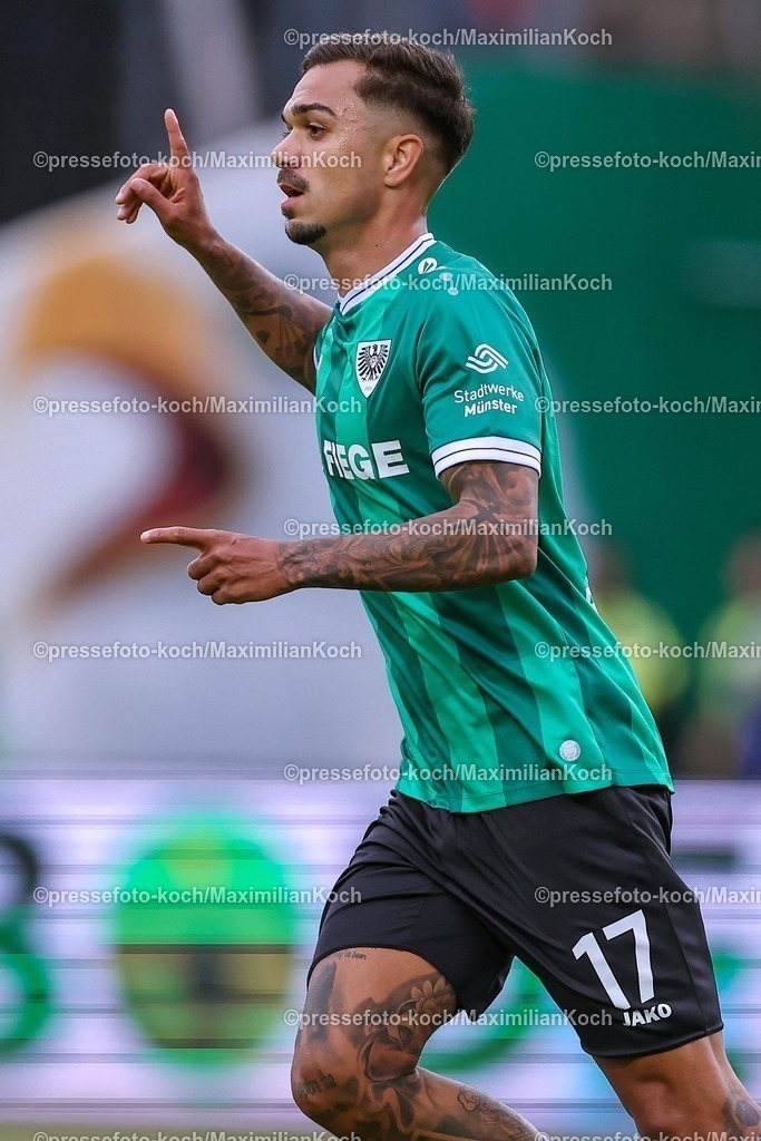PRM22082501061 | 22.08.2025, Fußball, Preußen Münster - 1. FC Nürnberg, 2. Fußball Bundesliga,  Preußenstadion, Saison 2025 2026: Torjubel nach dem Tor zum 1:0 durch Torschütze Oliver Batista Meier (Preussen Muenster #17)    DFB regulations prohibit any use of photographs as image sequences and or quasi-video.