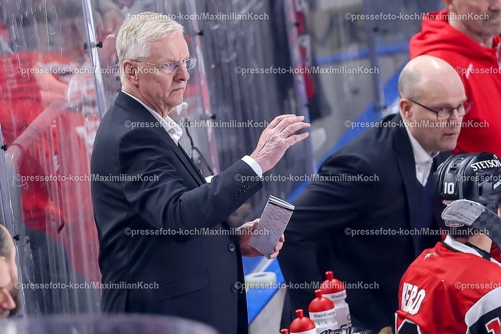 KEC15042601088 | 15.04.2026, Eishockey, DEL Halbfinale Play-Offs, Kölner Haie - Eisbären Berlin, Spiel 4, Lanxess-Arena Köln: Cheftrainer Kari Jalonen (Kölner Haie #hc)  gestikulierend am Spielfeldrand  
