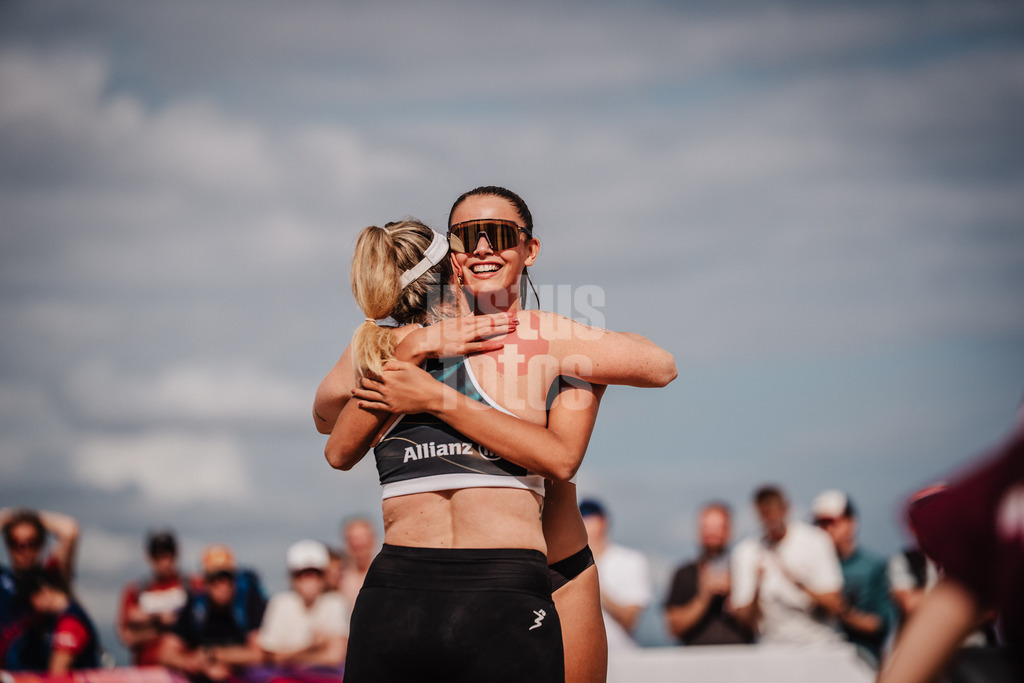 Beachvolleyball | Frauen | Deutsche Meisterschaften 2025 Timmendorfer Strand | 04.09.2025 | v.l. Sandra Ferger und Rika Dieckmann jubeln nach dem Sieg
