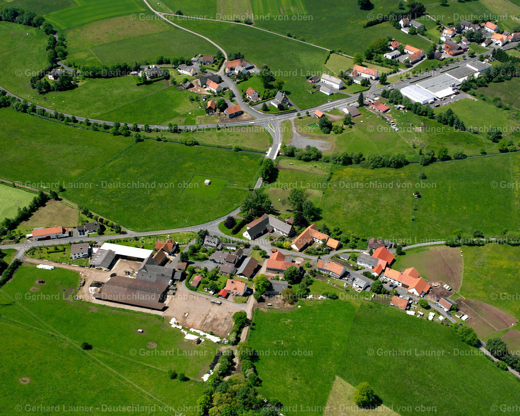2615285 | NöSBERTS-WEIDMOOS 09.06.2006 Landwirtschaftliche Nutzflächen und Feldgrenzen  umsäumen das Siedlungsgebiet des Dorfes in Nösberts-Weidmoos im Bundesland Hessen, Deutschland // Agricultural land and field boundaries surround the settlement area of the village  in Nösberts-Weidmoos in the state Hesse, Germany Foto: Gerhard Launer