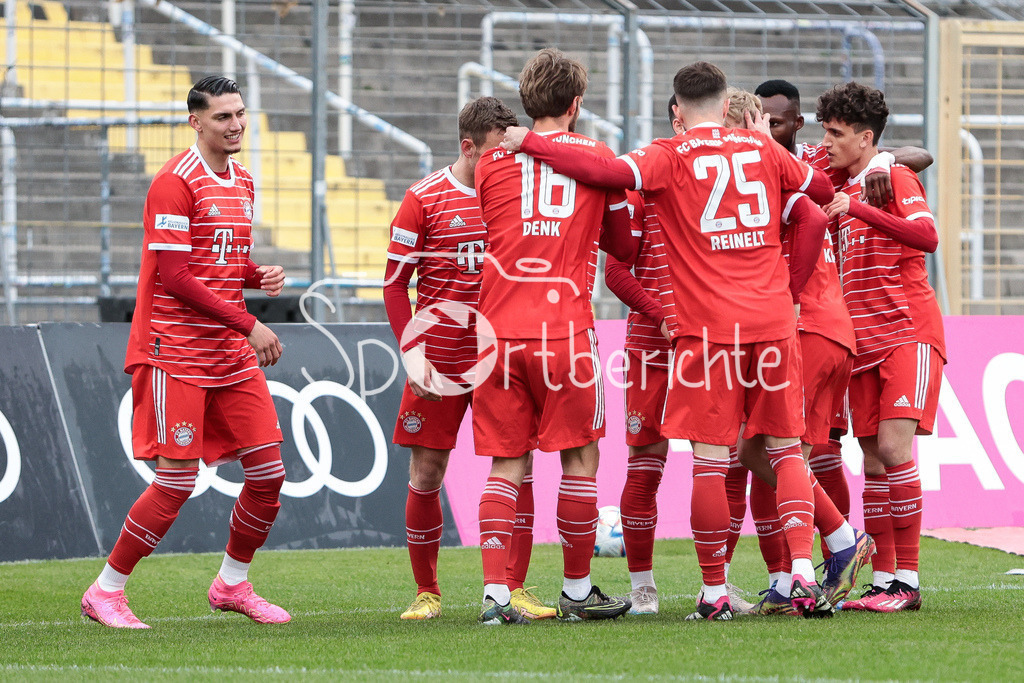 FC Bayern Amateure - SpVgg Hankofen-Hailing | Jubel der BAyern Amateure nach dem Treffer zum 1-0 / Torjubel / Tor