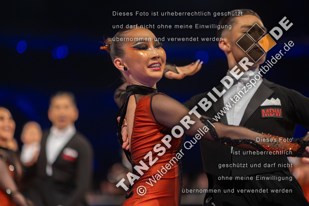 20251206-02476 | Hier finden Sie Tanz Bilder vom Latein und Standard Formationen tanzen. Sportbilder vom Tanzsport. Schöne Fotos und von Weltmeisterschaft, Europameisterschaft, Bundesliga, Regionalliga, Oberliga und Landesliga sowie von GOC Stuttgart, DanceComp, WM Bremen