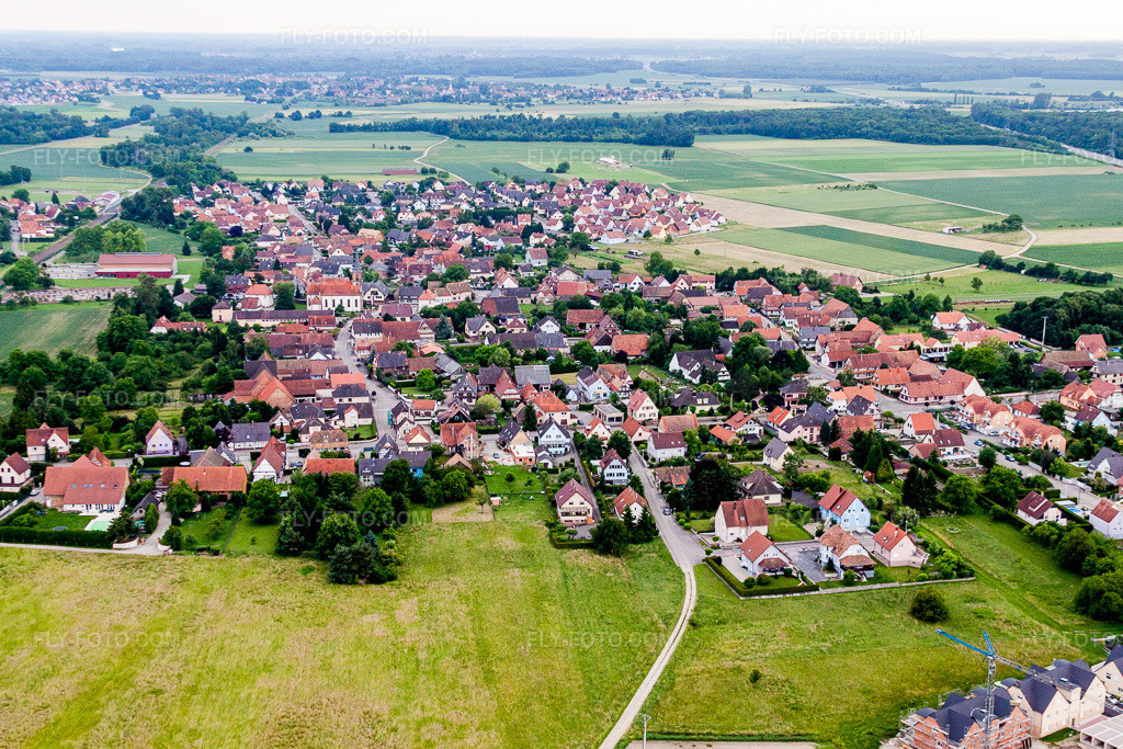 Aerial view: Agricultural fields and arable land in Rountzenheim in the state Bas-Rhin, France. – Photo: IMG_28799.jpg taken on 06/14/2010 by Werner Riehm/FLY-FOTO.com – Resolution of the original: 4533 x 3022 px