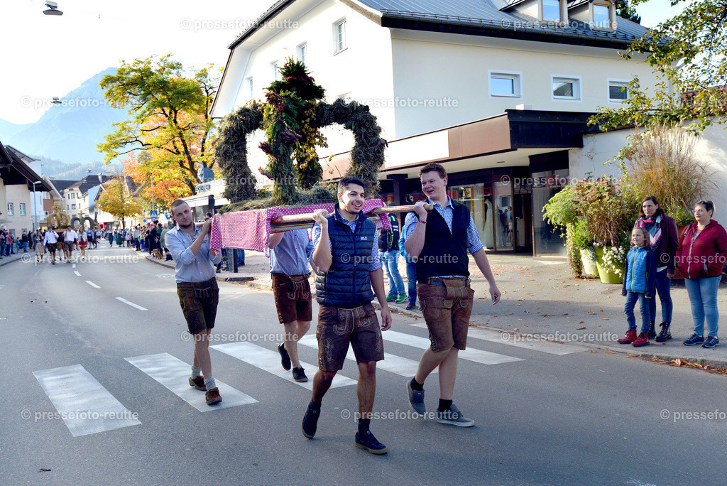 news-2022-Okt16-LJ_Erntedank_-ELBIGENALP-WTV_4802 | Info aus dem Bezirk Reutte/Ausserfern Tirol sowie eine umfangreiche Bilddatenbank über die gesamte Region: Lechtal, Talkessel Reutte, Tannheimertal, Zwischentoren. Lech, Plansee, Zugspitze, Grenztunnel, B179, Fernpassstraße, Verkehr, Lawinen, Tradition, - Realisiert mit Pictrs.com