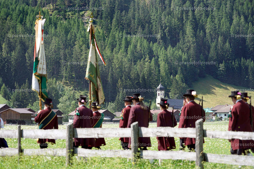 d-news-2023-Juli23-Regimentsschuetzenfest3-Steeg-UMZUG_Feld-DSC07216 | Info aus dem Bezirk Reutte/Ausserfern Tirol sowie eine umfangreiche Bilddatenbank über die gesamte Region: Lechtal, Talkessel Reutte, Tannheimertal, Zwischentoren. Lech, Plansee, Zugspitze, Grenztunnel, B179, Fernpassstraße, Verkehr, Lawinen, Tradition, - Realisiert mit Pictrs.com