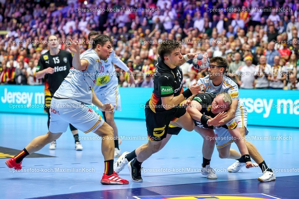 EHF19012602093 | 19.01.2026, Handball, Men's EHF EURO 2026, Deutschland - Spanien, Jyske Bank Boxen in Herning, Dänemark, Preliminary Round:  Renars Uscins (Germany #23) und  Justus Fischer (Germany #54) kämpfen am Kreis um jeden Ball im Zweikampf gegen   Antonio Serradilla Cuenca (Espania #05) 
