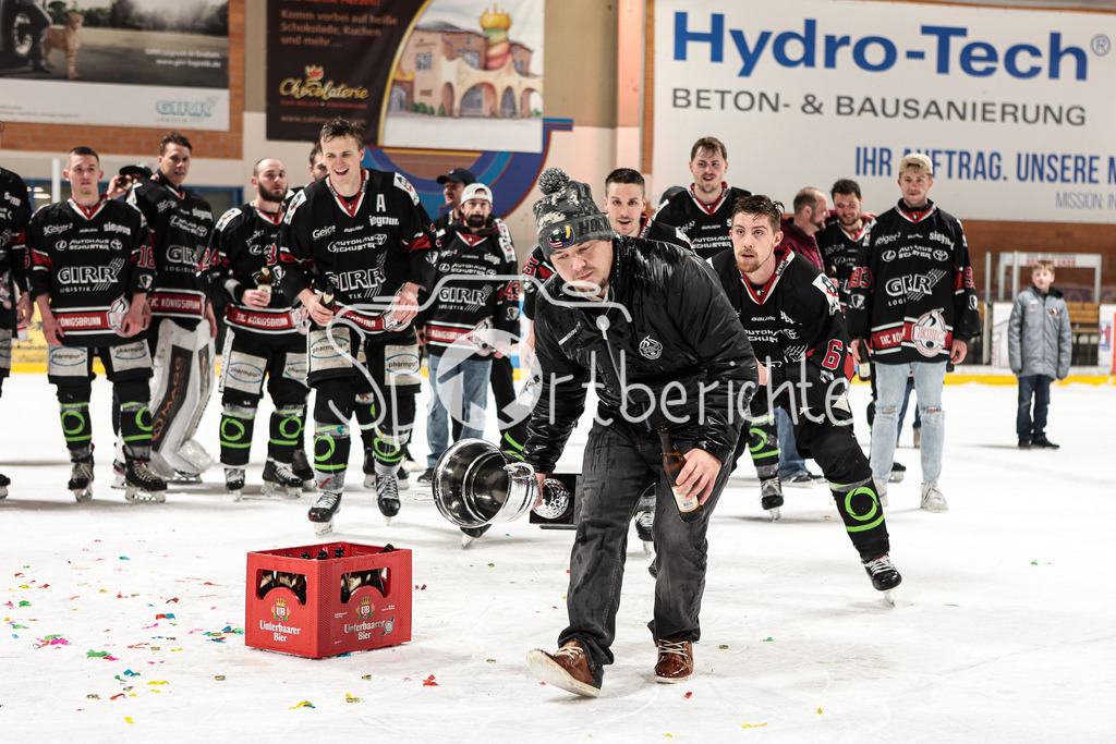 EHC Königsbrunn - TEV Miesbach | Grenzenloer Jubel beim EHC Koenigsbrunn nach dem Gewinn der Bayerliga Meisterschaft im Spiel 3 der Playoffserie gegen den TEV Miesbach / Jubel / Freude / Siegerfoto / Trainer Robert LINKE