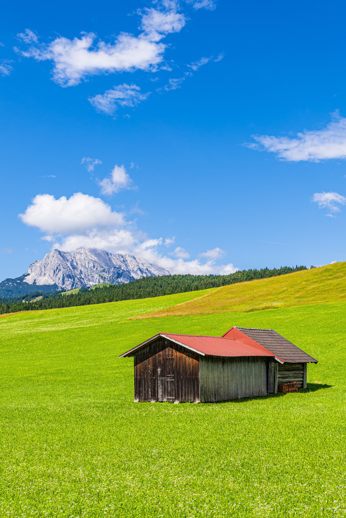 Heuhütte in den Buckelwiesen zwischen Mittenwald und Krün in Bayern | Heuhütte in den Buckelwiesen zwischen Mittenwald und Krün in Bayern.